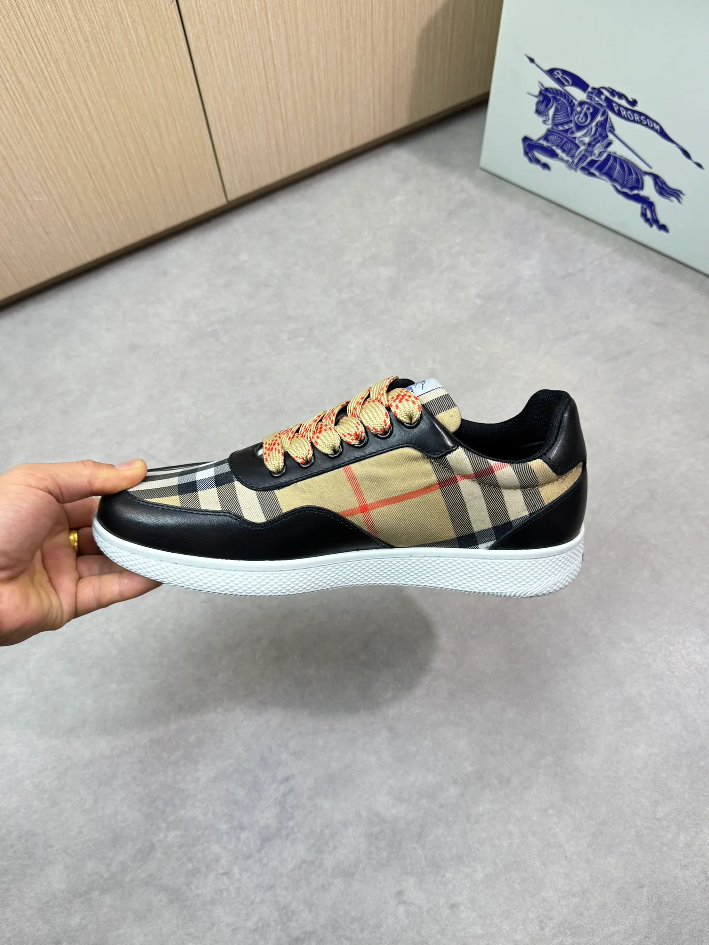 Men's shoes 💰P420💰[BURBERRY] Burberry - High-end quality original 🔍🔍🔍casual sports sneakers - Upper: imported 🔝 Napa calfskin, brand totem cloth, tongue brand cloth label - Lining: brand canvas, foot pad; water-dyed cowhide - Outsole: ultra-light TPR rubber; two-color molded outsole -Ultra-high quality control and fine workmanship: outstanding (high-end, extravagance, class) -Size: 38-44 (45 for men, can be customized)